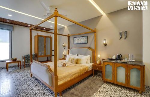 Pachmarhi Apartment | StayVista at Pandav Greens with Lawn & Bonfire
