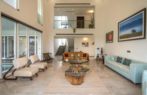 Gurugram Villa | StayVista at The Francolin Farm with Free Breakfast, Infinity Pool & Jacuzzi
