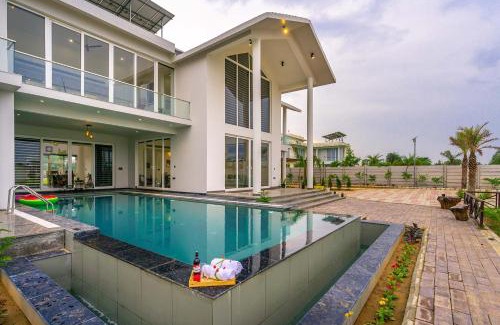 Gurugram Villa | StayVista at The Francolin Farm with Free Breakfast, Infinity Pool & Jacuzzi