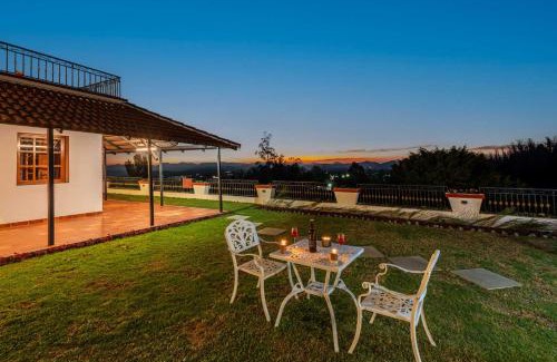 Pudumund Bed & Breakfast | StayVista at The West Wind 5BHK Villa ooty comp Breakfast