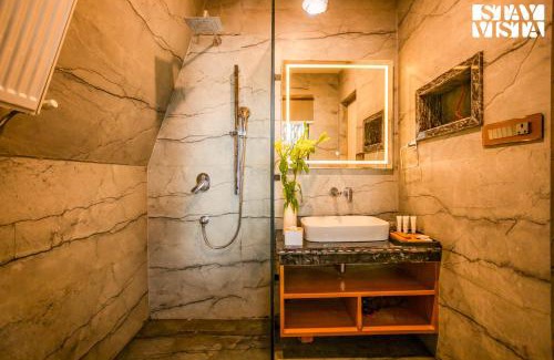 Srinagar Villa | StayVista's Frozen Fall at Frostflare Cottages - Jacuzzi
