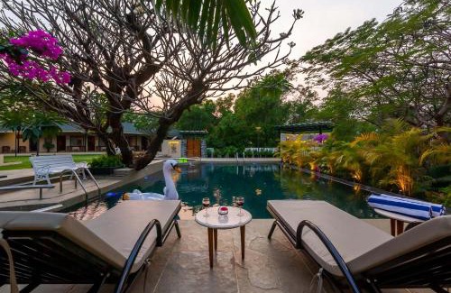 Igatpuri Villa | StayVista's Lush Villa - Rustic-Meets-Modern Interiors, Pool, Jacuzzi & Indoor activities