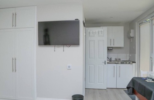 Crofton Park House | StayZo Crofton Park - Central London Studio