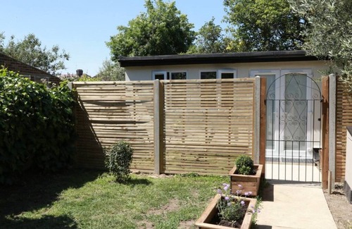 Crofton Park House | StayZo Crofton Park - Central London Studio
