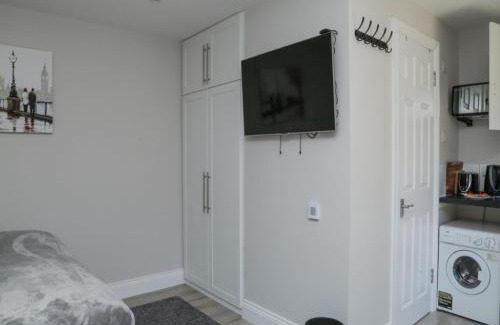 Crofton Park Apartment | StayZo - Crofton Park - Central London refurbished Studio