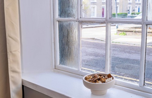 Swindon Apartment | Steam Dream Swindon Town Centre sleeps up to 5/free parking