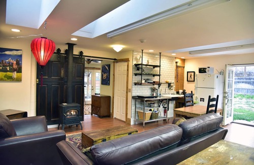 Highland Cottage | Steampunk Art Studio -Carriage House: Firepit, huge yard, walkable, Near LODO