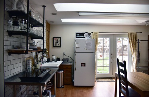 Highland Cottage | Steampunk Art Studio -Carriage House: Firepit, huge yard, walkable, Near LODO