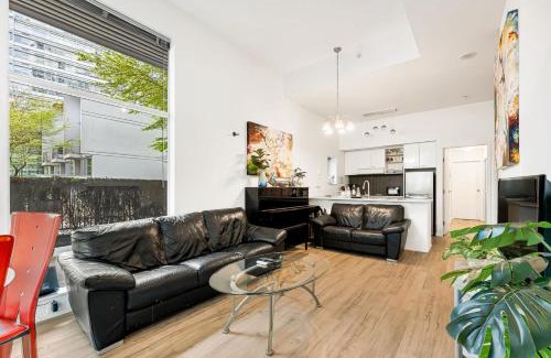 Crosstown Apartment | Stellar 3 Bedroom Duplex Downtown - Perfect Location