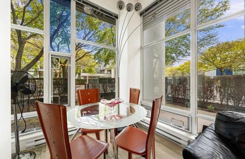 Crosstown Apartment | Stellar 3 Bedroom Duplex Downtown - Perfect Location