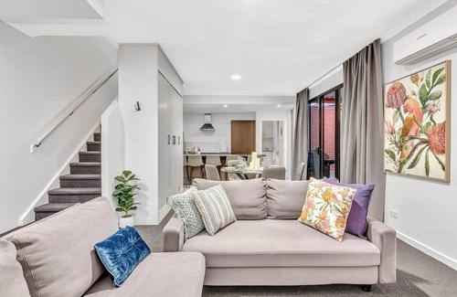 Hackney Apartment | Stellar Apartments 3 bedroom apartment with rooftopviews overlooking the city