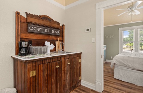 New Braunfels House | Step Back in Time – Historic King Cottage for Two, Cozy Sitting Area & Modern Amenities