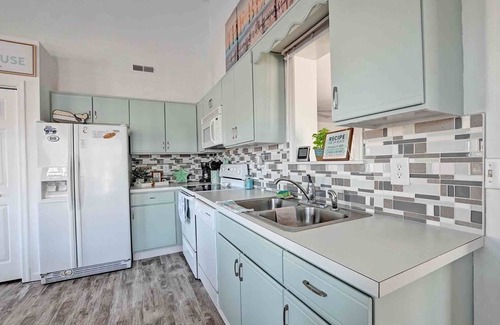 Clearwater House | Step into the beautiful "Easton Shore" home in the Clearwater community! WIFI, Community Pool, Tennis, Beach town, and more!