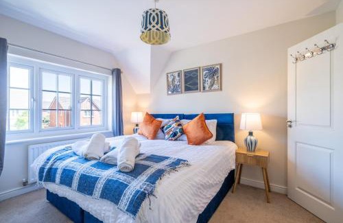 Newport Apartment | Step Into the Past, Stay for the Memories, 3-Bed Home near Monmouth Castle, Sleeps 5, Parking & Wi-Fi