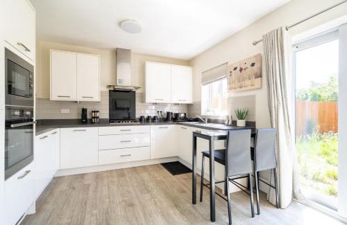 Newport Apartment | Step Into the Past, Stay for the Memories, 3-Bed Home near Monmouth Castle, Sleeps 5, Parking & Wi-Fi