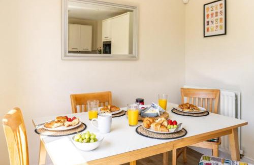 Newport Apartment | Step Into the Past, Stay for the Memories, 3-Bed Home near Monmouth Castle, Sleeps 5, Parking & Wi-Fi