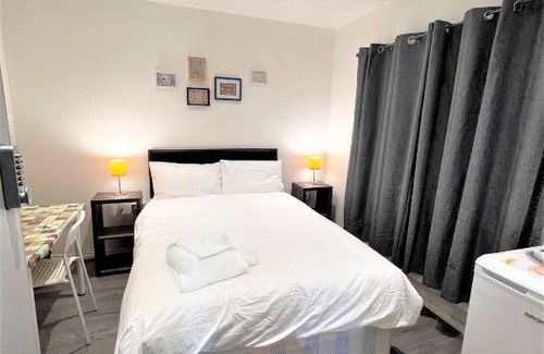 St. Dunstan's House | Stepney Green beds to stay 24