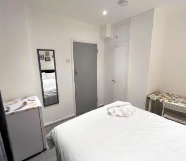 St. Dunstan's House | Stepney Green beds to stay 24