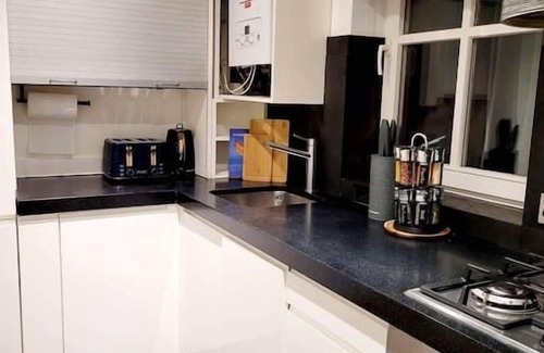 Tower Hamlets House | Stepney Green Gated Area w/Parking & Garden