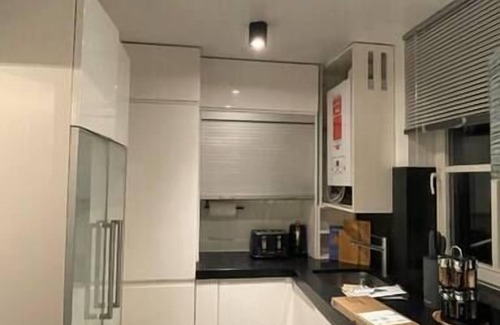 Tower Hamlets House | Stepney Green Gated Area w/Parking & Garden