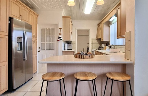 Spanish Wells House | "Steps Away" 3-bedroom with free 6 seater golf cart, Kayak & Paddle board.
