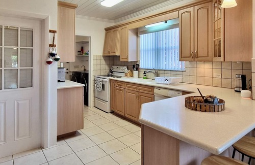 Spanish Wells House | "Steps Away" 3-bedroom with free 6 seater golf cart, Kayak & Paddle board.
