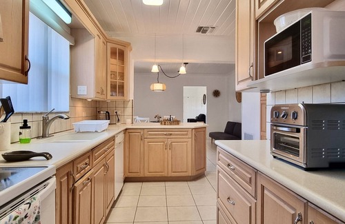 Spanish Wells House | "Steps Away" 3-bedroom with free 6 seater golf cart, Kayak & Paddle board.