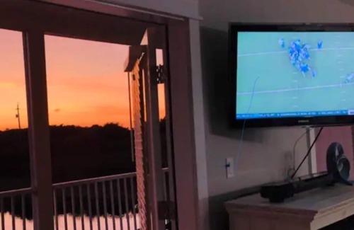 Gulf Place Condo | Steps Away from a PRIVATE Beach-3 Pools-Pickleball-WALK TO 10 + RESTAURANTS