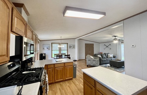 Sister Lakes Cottage | Steps away from Magician lake