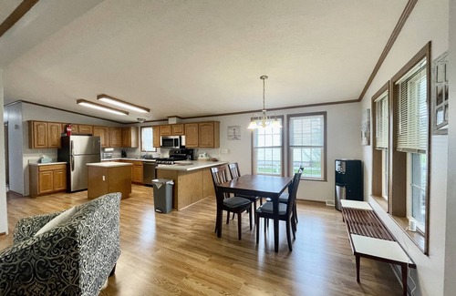 Sister Lakes Cottage | Steps away from Magician lake