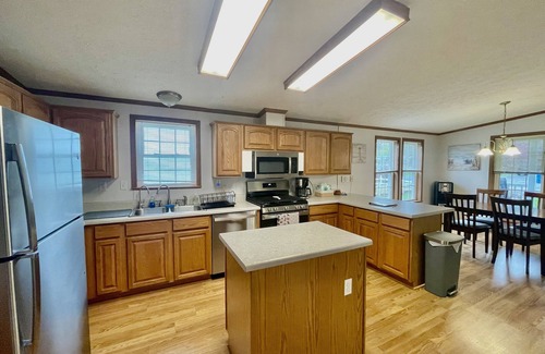 Sister Lakes Cottage | Steps away from Magician lake