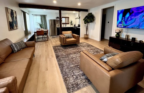 Newhall House | Steps away from Restaurants, bars, shops & more!