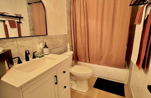 Newhall House | Steps away from Restaurants, bars, shops & more!