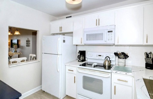 Siesta Key Condo | Steps away from Siesta Key beach, just across the street.
