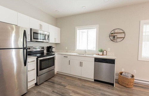 Colwood Apartment | Steps away from the lagoon suite