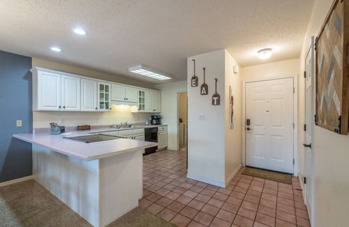Table Rock Condo | Steps away from the outdoor pool. Family friendly Branson retreat.