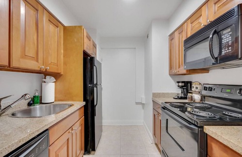 SoHo Apartment | Steps from Bayshore! King suite | Pool | Gym | C