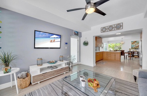 Birch Park Finger Streets House | Steps from Beach | Heated Pool | Gulf Stream Key | RESlDENCES