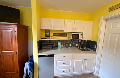 Old Town Apartment | Steps from Duval, Pool on Site & Bikes Included!