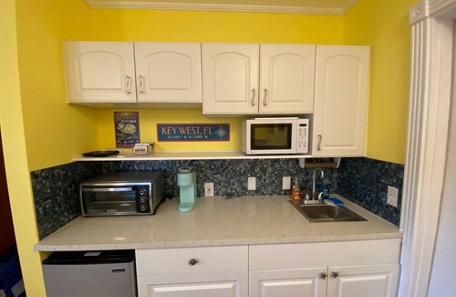 Old Town Apartment | Steps from Duval, Pool on Site & Bikes Included!