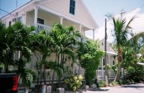 Old Town Apartment | Steps from Duval, Pool on Site & Bikes Included!