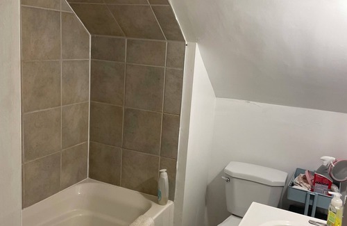 Sunnyside House | Steps from KGH, Queen's U and the Pier!