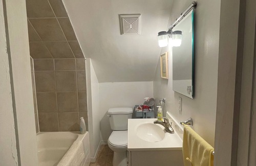 Sunnyside House | Steps from KGH, Queen's U and the Pier!