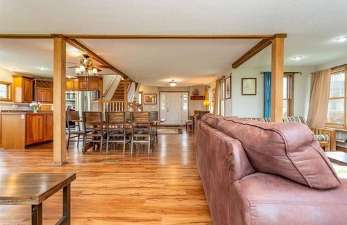 Huron House | Steps from Lake Erie & Close to Cedar Point