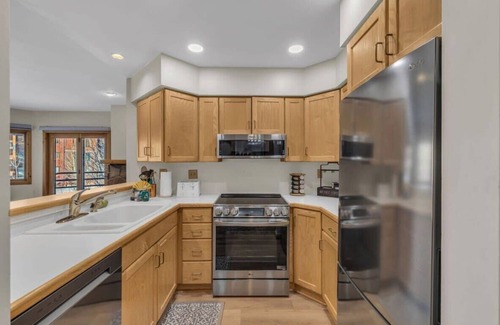 Deer Valley Condo | Steps From Ski Lift! Garage Parking Included!