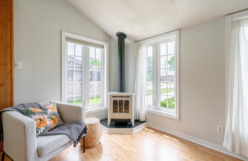 Leamington Cottage | Steps from the Beach, on a quiet street
