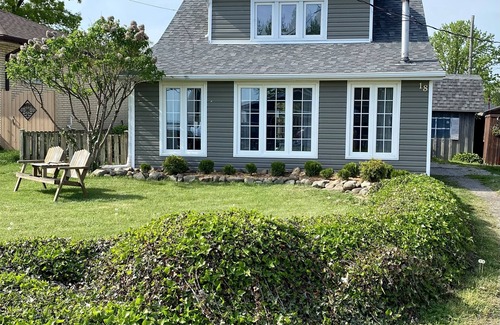 Leamington Cottage | Steps from the Beach, on a quiet street