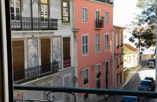 Santa Maria Maior Apartment | Steps from the Castle, an Enchanting Place. HD TV and WIFI