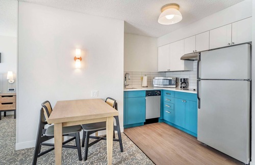 Downtown San Antonio Hotel | Steps from the River Walk & Alamo: Your Ideal Urban Retreat with Heated Pool!