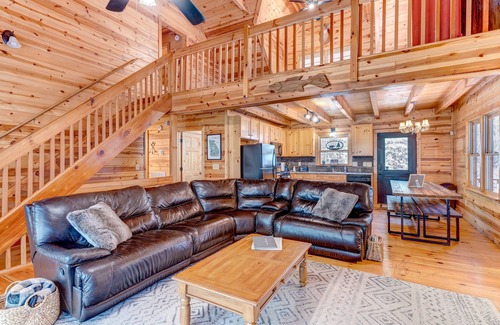 Ellijay Cabin | STEPS FROM THE RIVER, Fast Internet, Hot Tub, Fishing, Peaceful, Family Friendly